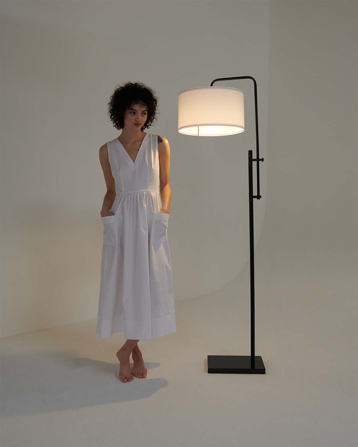 Leo Floor Lamp - Smart Ambient Lighting Comfort (Floor Lamp, Living Room Light, Modern Stand Light)