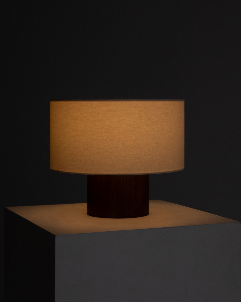 Oliver Table Lamp - Smart Ambient Lighting Comfort (Table Lamp, Indoor Lighting, Modern Desk Light)