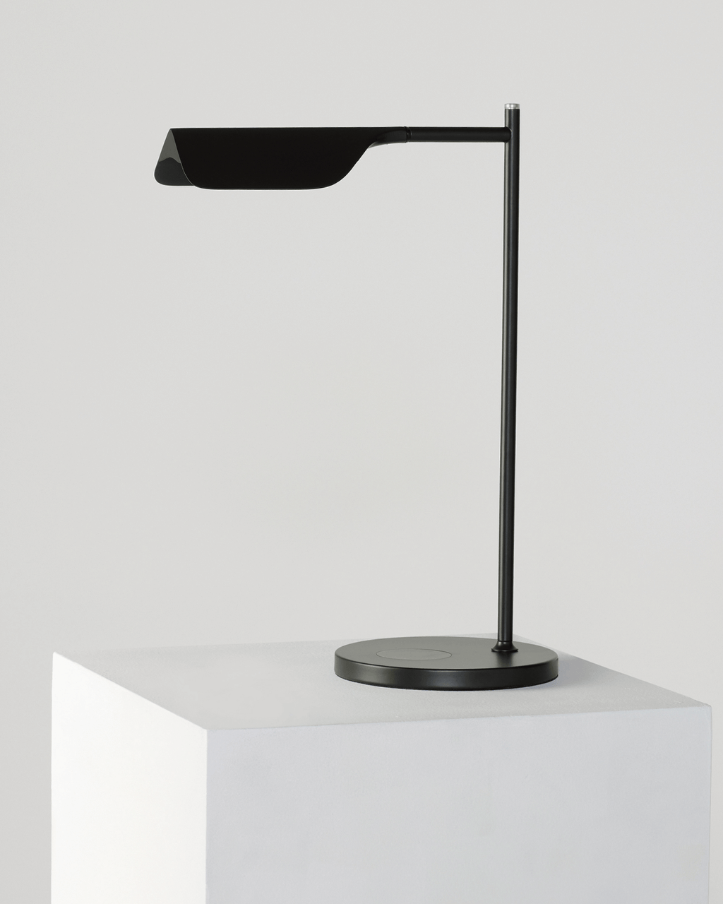 Leaf Table Lamp - Smart Ambient Lighting Comfort (Table Lamp, Indoor Lighting, Modern Desk Light)