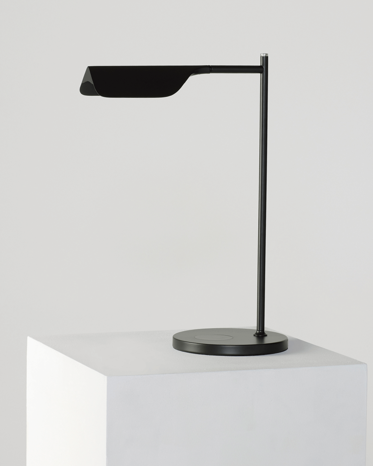 Leaf Table Lamp - Smart Ambient Lighting Comfort (Table Lamp, Indoor Lighting, Modern Desk Light)