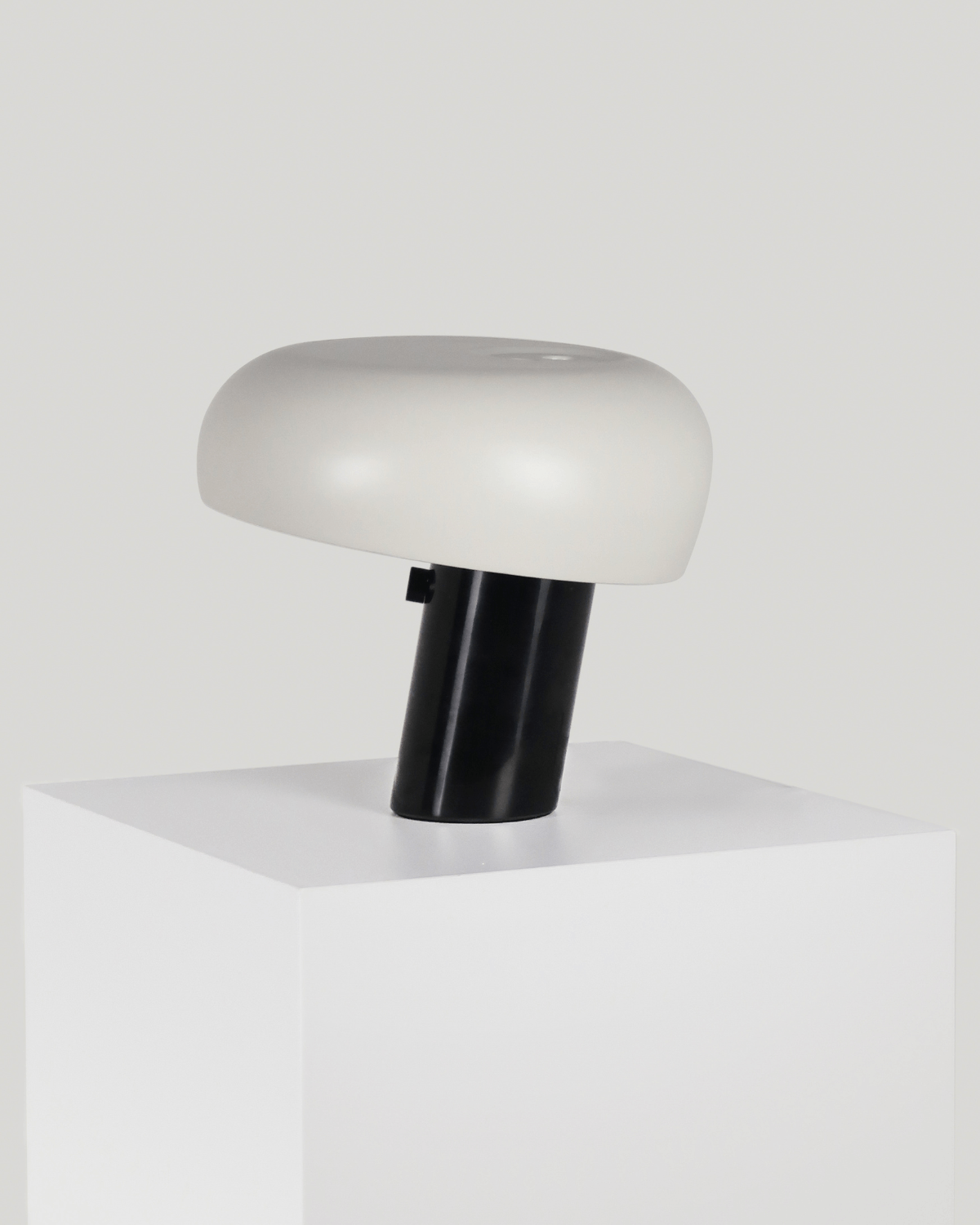 Kingpin Table Lamp - Smart Ambient Lighting Comfort (Table Lamp, Indoor Lighting, Modern Desk Light)