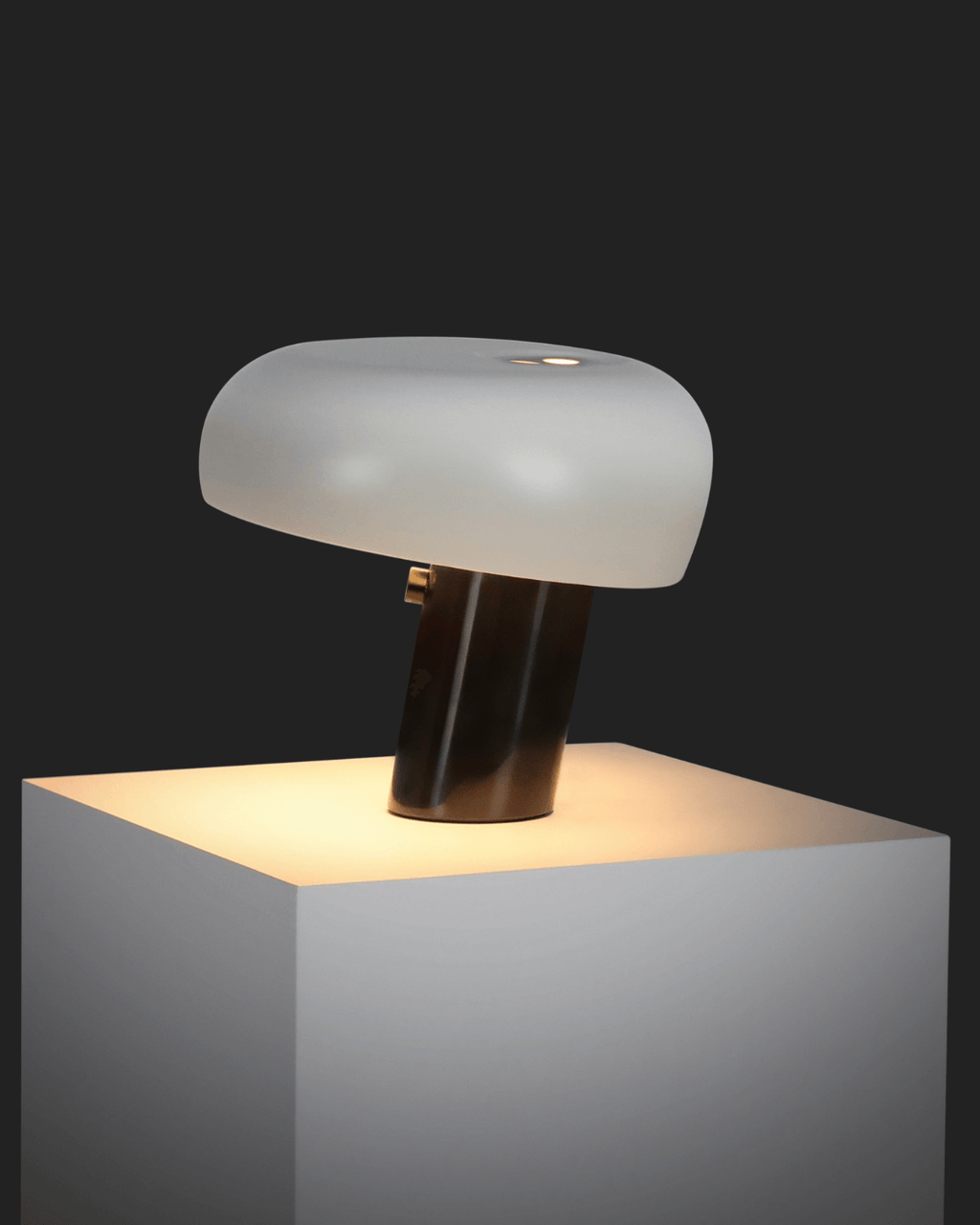Kingpin Table Lamp - Smart Ambient Lighting Comfort (Table Lamp, Indoor Lighting, Modern Desk Light)