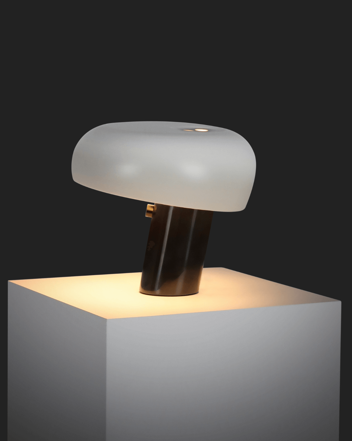 Kingpin Table Lamp - Smart Ambient Lighting Comfort (Table Lamp, Indoor Lighting, Modern Desk Light)