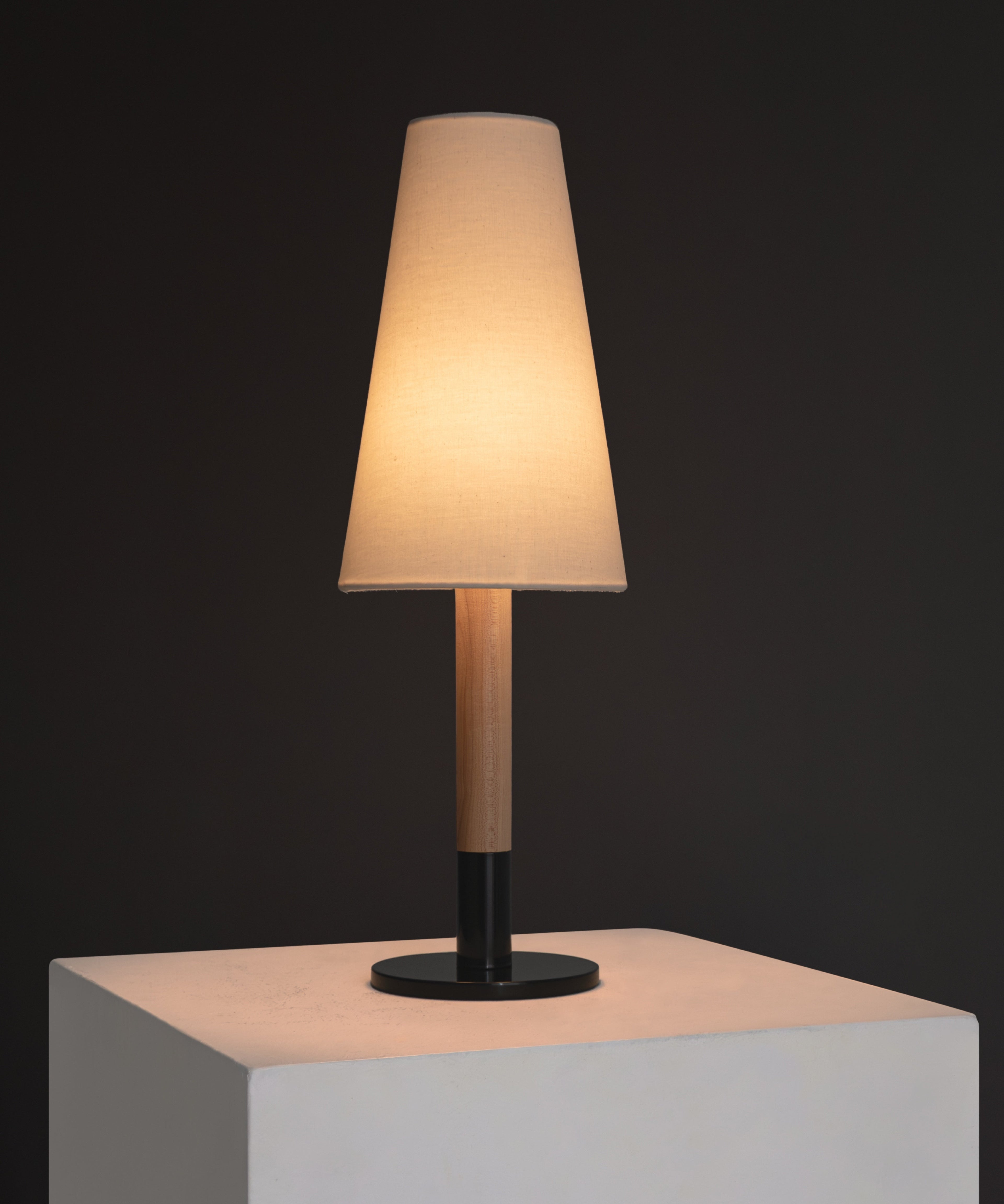 Arthur Table Lamp - Smart Ambient Lighting Comfort (Table Lamp, Indoor Lighting, Modern Desk Light)